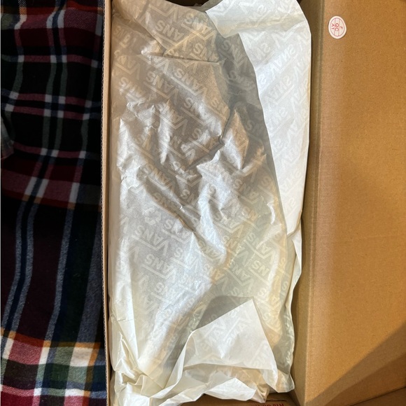 I am selling a brand new pair of Vans Old Skool Sherpa. They are size 9.5 Men’s - Picture 6 of 9